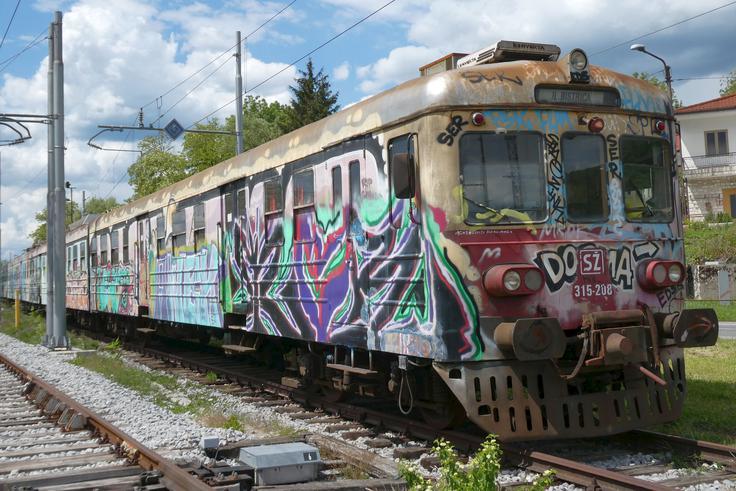Ena izmed edinih dveh ohranjenih slovenskih gomulk je v Ilirski Bistrici, kjer zanjo skrbi tamkajšnje Društvo ljubiteljev železnic. | Foto: Josip Orbanić