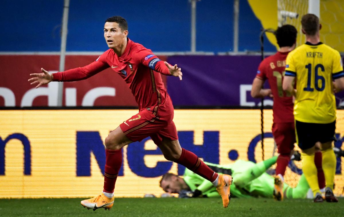 Cristiano Ronaldo | Cristiano Ronaldo je najprej na spektakularen način prišel do 100. gola v dresu Portugalske, malo za tem pa za evropske prvake zabil še 101. | Foto Reuters