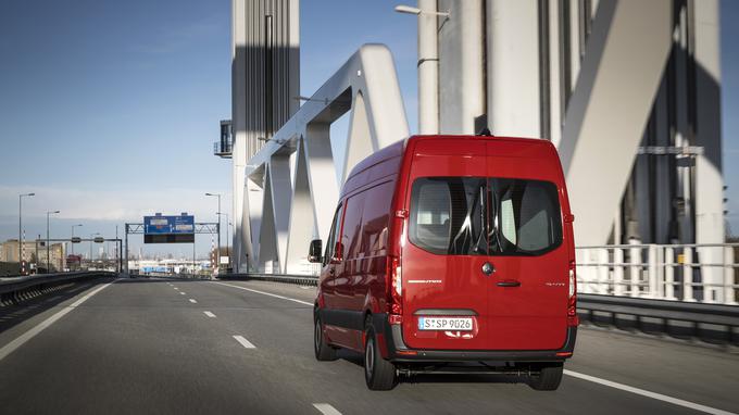 Sprinter je učinkovit tudi z vidika vzdržljivosti, saj je servisni interval predviden na vsakih 60 tisoč kilometrov, Mercedes-Benz pa zagotavlja dve leti garancije in še dodatno tri leta jamstva ali prevoženih 240 tisoč kilometrov. | Foto: Mercedes-Benz AG