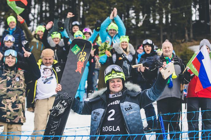 Deskanje Rogla, Tim Mastnak | Tim Mastnak je 3. mesto na Rogli proslavil z domačimi navijači. | Foto Grega Valančič/Sportida