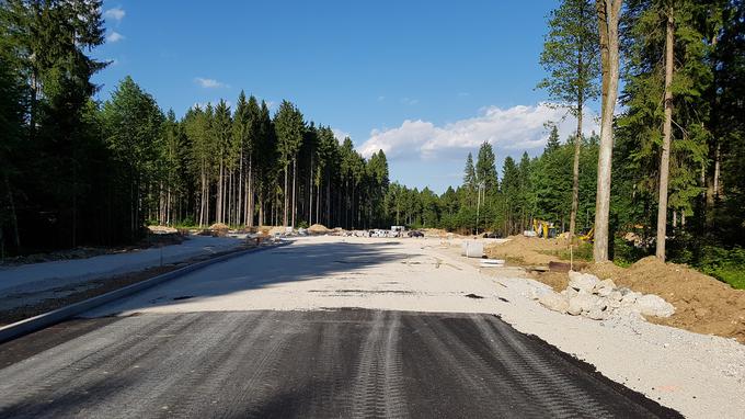 Nova cesta in novo krožišče, ki nastaja v zaledju letališča Brnik. | Foto: Gregor Pavšič