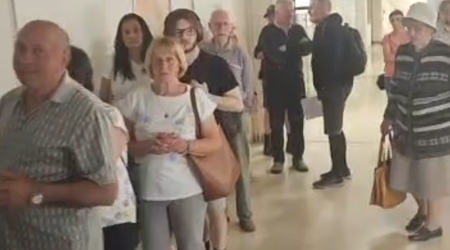 Pacienti pred ZD Kamnik čakali več ur: vrsta vse od zgornjega nadstropja do dvorišča