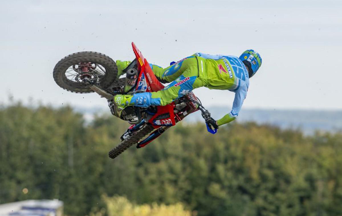 Tim Gajser pokal narodov 2024 Honda | Tim Gajser v reprezentančnem dresu na progi v Matterley Basinu v Angliji. | Foto Honda Racing/ShotbyBavo