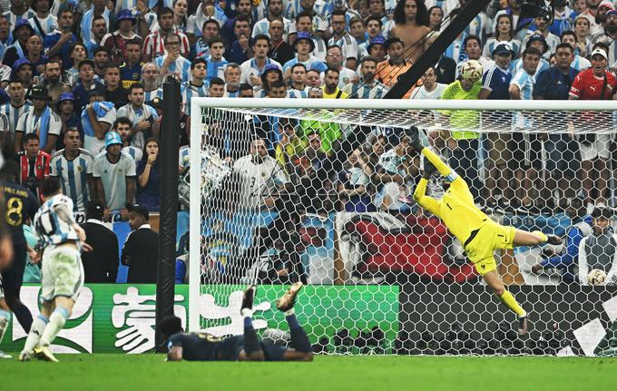 Lionel Messi je imel zadnjo priložnost za zmago v rednem delu, a se je izkazal francoski vratar Hugo Lloris. | Foto: Reuters