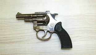 Celjan v le nekaj dneh izvedel tri rope: prodajalki grozil z revolverjem