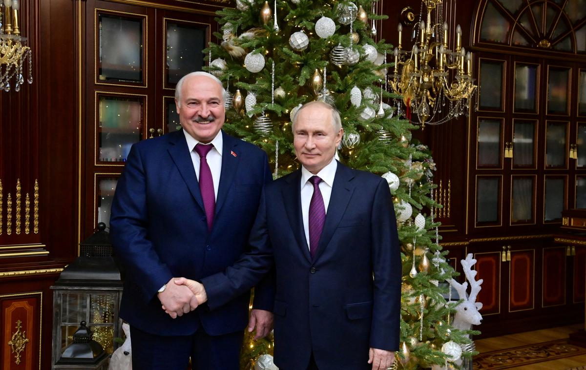 Vladimir Putin, Aleksander Lukašenko | Obe državi pogosto izvajata obsežne vojaške vaje, kar redno spodbuja ugibanja, da bi lahko beloruska vojska sodelovala v ruski ofenzivi v Ukrajini. | Foto Reuters