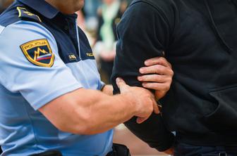 Smrt 37-letnika na Čopovi: še dva policista zanikala krivdo
