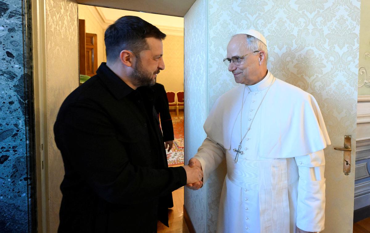 Volodimir Zelenski Papež Leon XIV. |  "Sveti oče je izrazil žalost zaradi žrtev in ponovno zagotovil, da moli za ukrajinski narod ter spodbuja vsa prizadevanja za osvoboditev ujetnikov in iskanje skupnih rešitev konflikta," so po srečanju sporočili iz Vatikana. | Foto Reuters