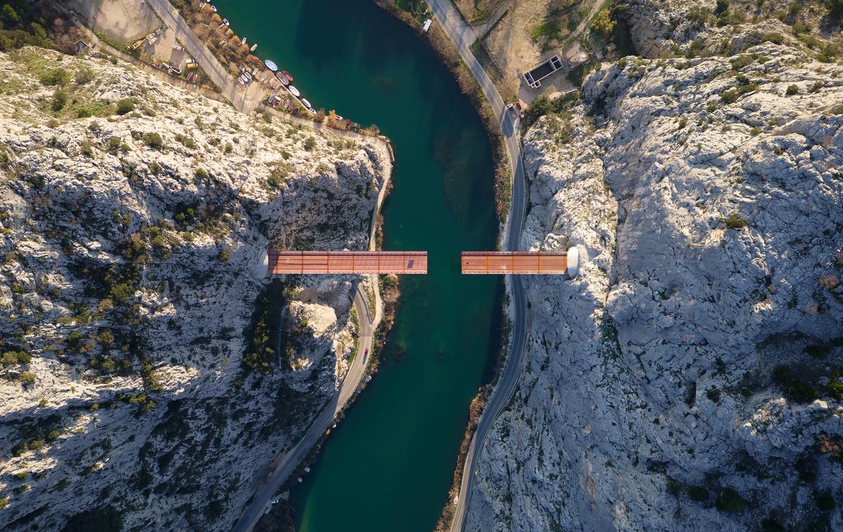 Spajanje mostu na reki Cetina | Most med predoroma bo dolg 152 metrov. | Foto Shutterstock
