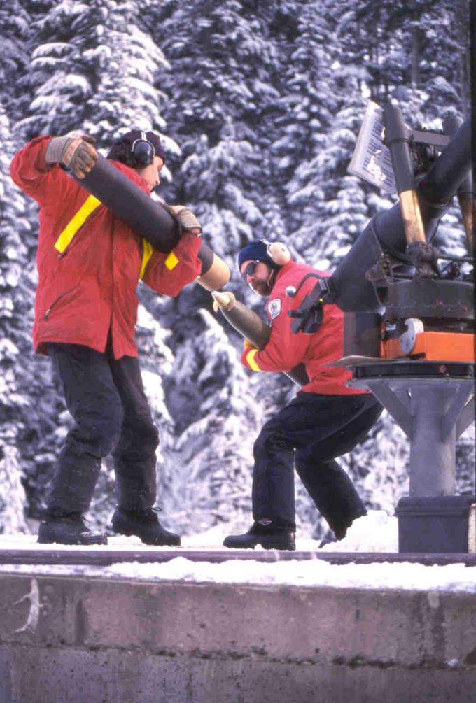 Poleg snega veliko grožnjo predstavljajo plazovi, ki jih prožijo s pomočjo eksplozij in tako preprečujejo najhujše. | Foto: Ministrstvo za promet in infrastrukturo British Columbia