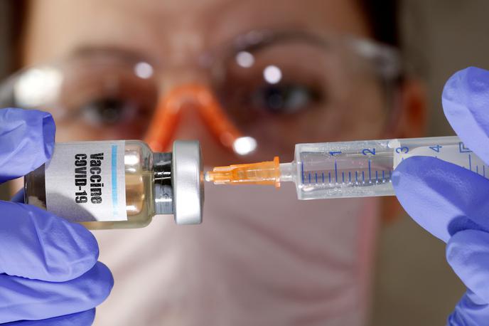 cepivo koronavirus | Kot pojasnjujejo v ameriškem podjetju Moderna, je bil imunski odziv pri ljudeh, ki so prejeli cepivo, podoben kot pri bolnikih, ki so okuženi z novim koronavirusom. | Foto Reuters