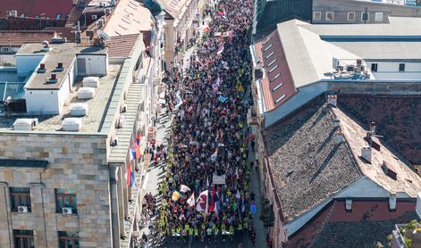 Desettisoči proti Srbiji: v državi zaradi bombnih groženj ustavili železniški promet