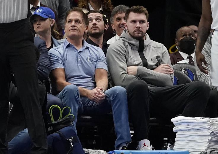 Cuban bo v noči na četrtek prvič spremljal Dončića v Dallasu v dresu Jezernikov. | Foto: AP / Guliverimage