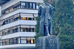 V Velenju ponoči poškodovali kip Tita #foto