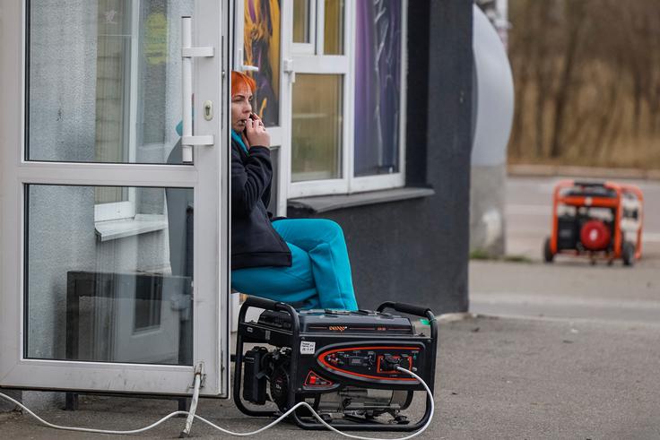 Mesto je bilo brez elektrike. Ljudje so se znašli z agregati.  | Foto: Reuters