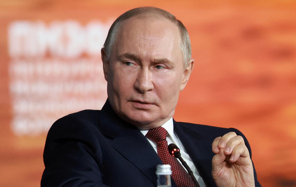 Vladimir Putin | Pojasnil je, da končnega dogovora o tem med ministrstvi za obrambo, finance in gospodarstvo še ni, a da v splošnem vsi razmišljajo v tej smeri. | Foto Reuters