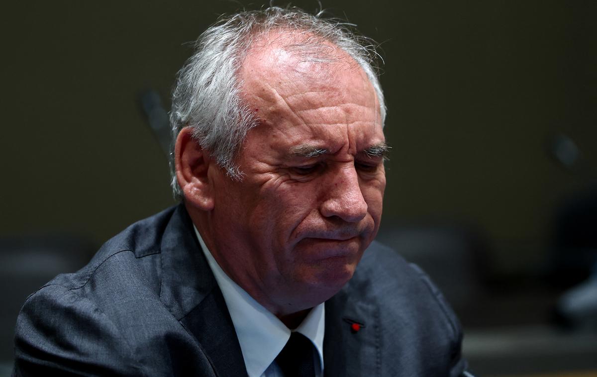 Francois Bayrou | Priljubljenost premierja Francoisa Bayrouja, ki je oslabljen, ker v parlamentu nima večine, je sicer v anketah močno padla, predvsem zaradi tega škandala, ki ga spremlja že tri mesece. | Foto Reuters