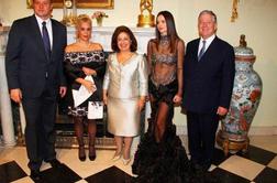 Foto: Severina med kronane glave v prozorni obleki