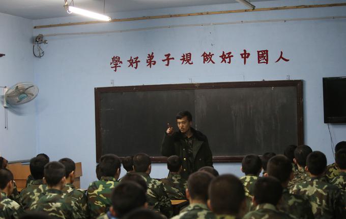 V večini prevzgojnih taborišč, ki jih je za delovanje pooblastila kitajska vlada, zdravljenje odvisnosti od tehnologije poteka s predavanji in upoštevanjem vojaške discipline. Večina mentorjev je prav nekdanjih vojakov.  | Foto: Reuters