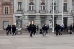 Po množičnem pretepu v prestolnici poškodovani trije najstniki #video