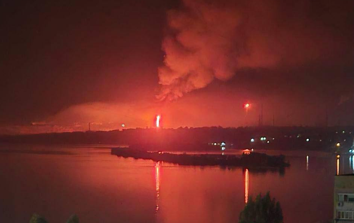 Saratov | Požar po nedavnem ukrajinskem napadu na rusko naftno rafinerijo Saratov.  | Foto Posnetek  zaslona