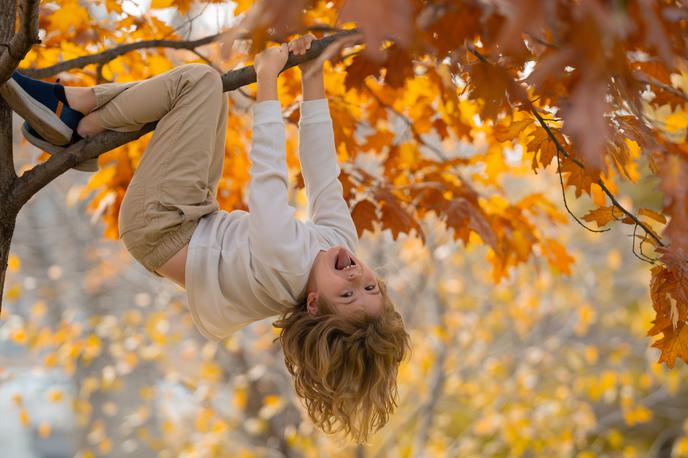 otrok, igra, plezanje, jesen | Foto Shutterstock