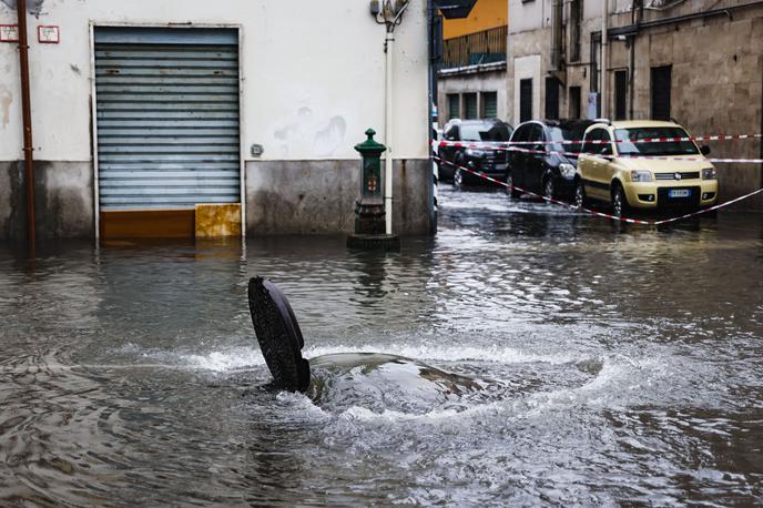 poplave v Italiji | Iz Italije poročajo o poplavljenih naseljih in večji gmotni škodi.  | Foto Reuters