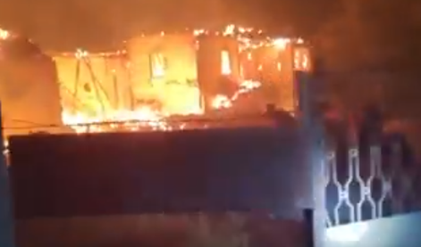 Katastrofa: zgorela skoraj cela vas, uničenih 300 hiš. Vučić na terenu.