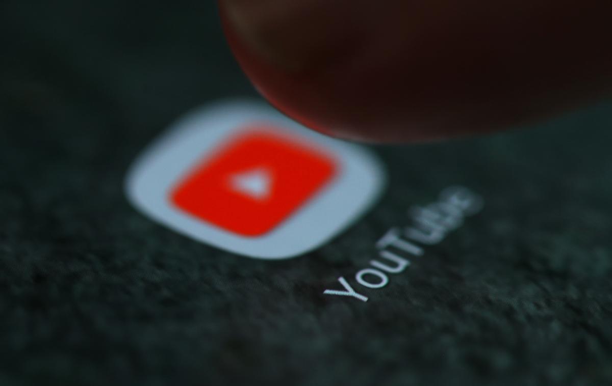 YouTube | YouTube imetnike avtorskih pravic že ščiti s filtrom, imenovanim Content ID, in jim omogoča, da v primeru zaznanih kršitev zahtevajo umik videoposnetka, če je po njihovem mnenju sporen. Content ID je po mnenju številnih uporabnikov YouTuba sicer daleč od popolnosti, ni pa tako neizprosen od filtra, ki bi ga moral implementirati YouTube, če bo predlog nove evropske direktive o avtorskih pravicah postal zakon. | Foto Matic Tomšič / Reuters