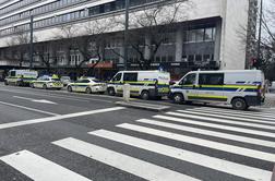 Znane podrobnosti policijske akcije na Bavarskem dvoru: vidno pijan moški razkazoval nož