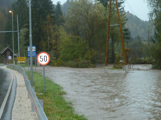 Naraščanje in razlivanje rek po Sloveniji se počasi upočasnjuje. | Foto: STA ,