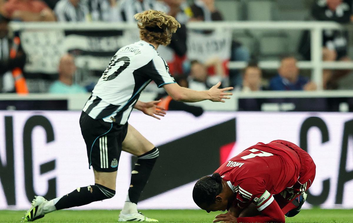 Virgil van Dijk | Anthony Gordon si je za brutalen prekršek nad Virgilom van Dijkom prislužil neposredno izključitev. | Foto Reuters