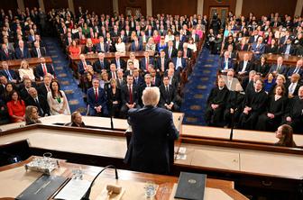 Trump v najdaljšem govoru o položaju v državi zagovarjal svoje politike in napadal demokrate