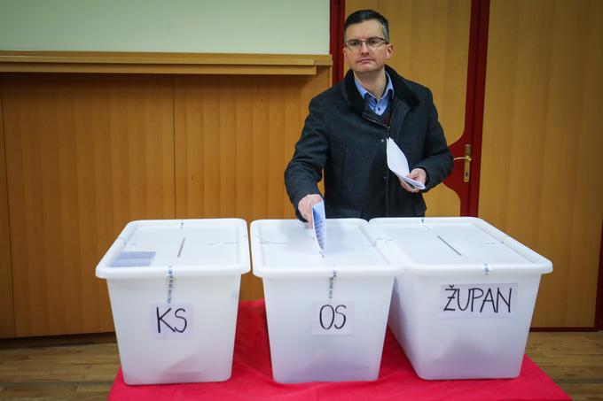 Premier Marjan Šarec je svoj glas na lokalnih volitvah oddal na volišču v Šmarci pri Kamniku. Nekdanji kamniški župan, zdaj premier, je poudaril, da so lokalne volitve izjemnega pomena. Kar se dogaja v lokalni skupnosti, je za občane najbolj pomembno, ker neposredno čutijo rezultate dela, je pojasnil. | Foto: STA ,