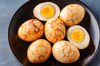 Kako narediti pajčevinaste pirhe: ta trik navduši vsakogar