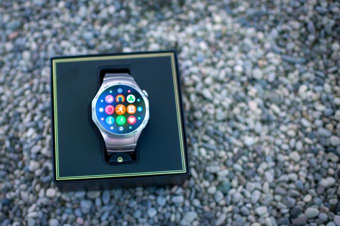 Novi seriji Huawei Watch GT 4 je vendarle uspelo narediti nekaj funkcij izboljšav in uvesti nekaj funkcijskih dodatkov, a so tokrat z novostmi poudarek namenili predvsem modnemu izrazu.  | Foto: Gaja Hanuna