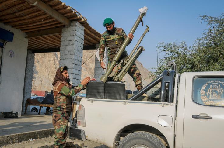 Talibanski vojaki nalagajo raketni metalec v vozilo blizu meje s Torkhamom. | Foto: Reuters