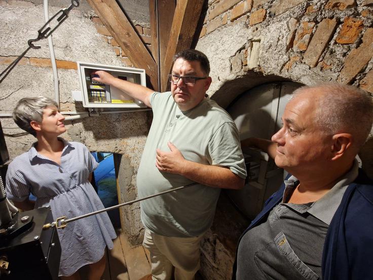 Župan Tomaž Vencelj je s pritiskom na stikalo pognal stolpno uro na mestni hiši. | Foto: Metka Rupnik/STA