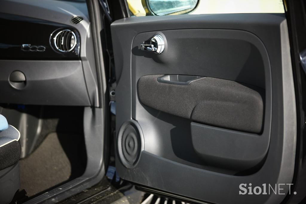 Fiat 500 1.2 8V lounge - šik mestni malček s posluhom za visoko modo
