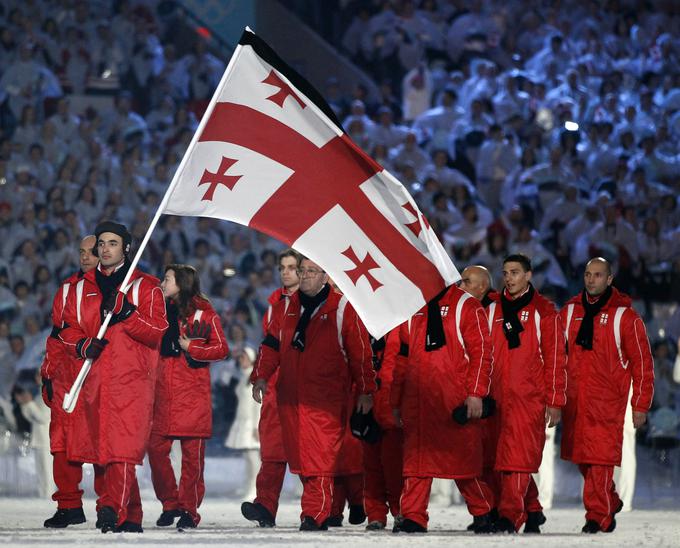 Gruzinski olimpijci so leta 2010 na odprtju iger korakali z žalnimi trakovi na rokavu in zastavi v spomin na rojaka, ta je umrl le nekaj ur pred tem. | Foto: Guliverimage/Vladimir Fedorenko