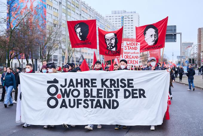 "Kje je vstaja po sto letih krize," je bil eden izmed napisov na transparentih na protestu. | Foto: Reuters