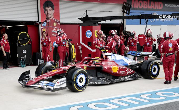 Po postankih se je Lewis Hamilton znašel tik za Charlesom Leclercom in bi nekaj krogov lahko dirkal hitreje. | Foto: Reuters