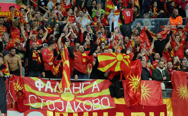Veselje makedonskih navijačev po zadnjem remiju svojih ljubljencev na gostovanju v Belgiji. | Foto: Reuters