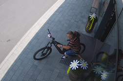 Kradejo brez sramu: v Trzinu ukradel Pinarello Dogma, v Naklem električno kolo. Prevaranta še iščejo.