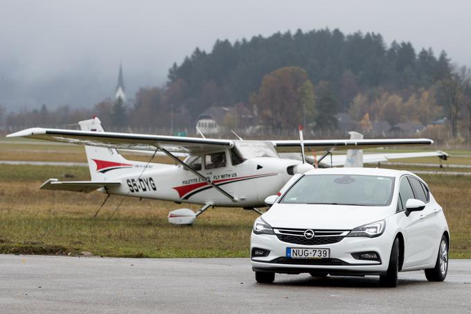 Letalo in Opel Astra sta s pomočjo visoke tehnolgije prava kombinacija za izvrstna doživetja v naravi. | Foto: Matic Klanšek Velej/Sportida