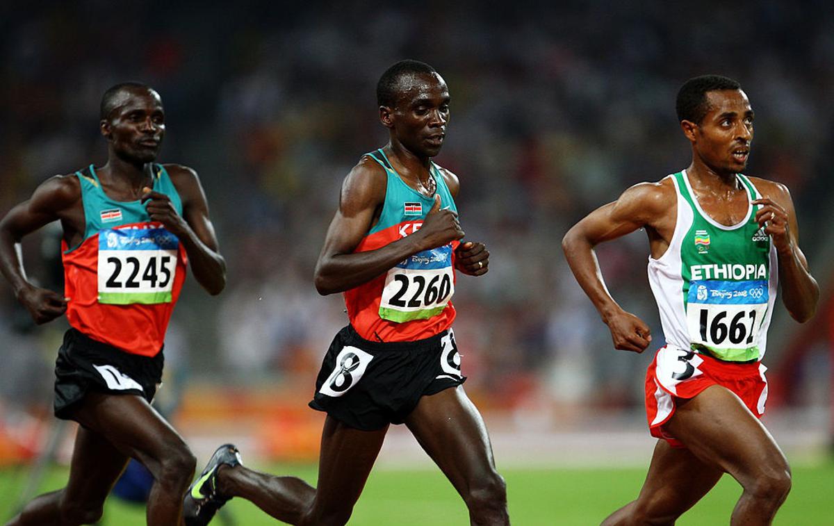 Kenenisa Bekele, Eliud Kipchoge | Kenijec Eliud Kipchoge (v sredini) je, odkar sta presedlala na asfaltne teke, precej uspešnejši od Kenenise Bekeleja (desno), a ko beseda nanese na atletsko stezo in krose, je zgodba ravno obratna. | Foto Getty Images