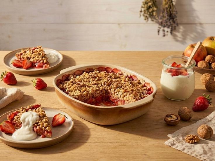 Crumble za zajtrk je pravzaprav le ambicioznejši bratranec granole – in neverjetno enostaven za pripravo (slika je bila ustvarjena s pomočjo umetne inteligence). | Foto: Spar