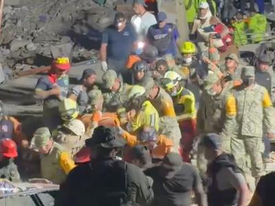 V Venezueli 72 ur po potresu rešili 11-letnega dečka #video