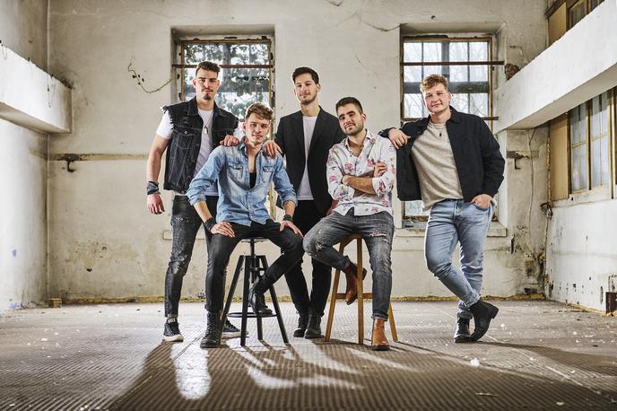 Skupina Vzrock | Skupino Vzrock po novem sestavlja pet članov (od leve proti desni): Tilen Omerzel Macedoni, Nik Macedoni, Gašper Možina, Gašper Kastelic in Nejc Novak. | Foto Primož Lukežič