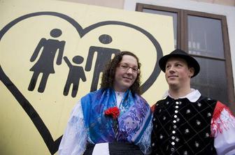 Javnost še vedno bolj podpira Jankovića kot Janšo